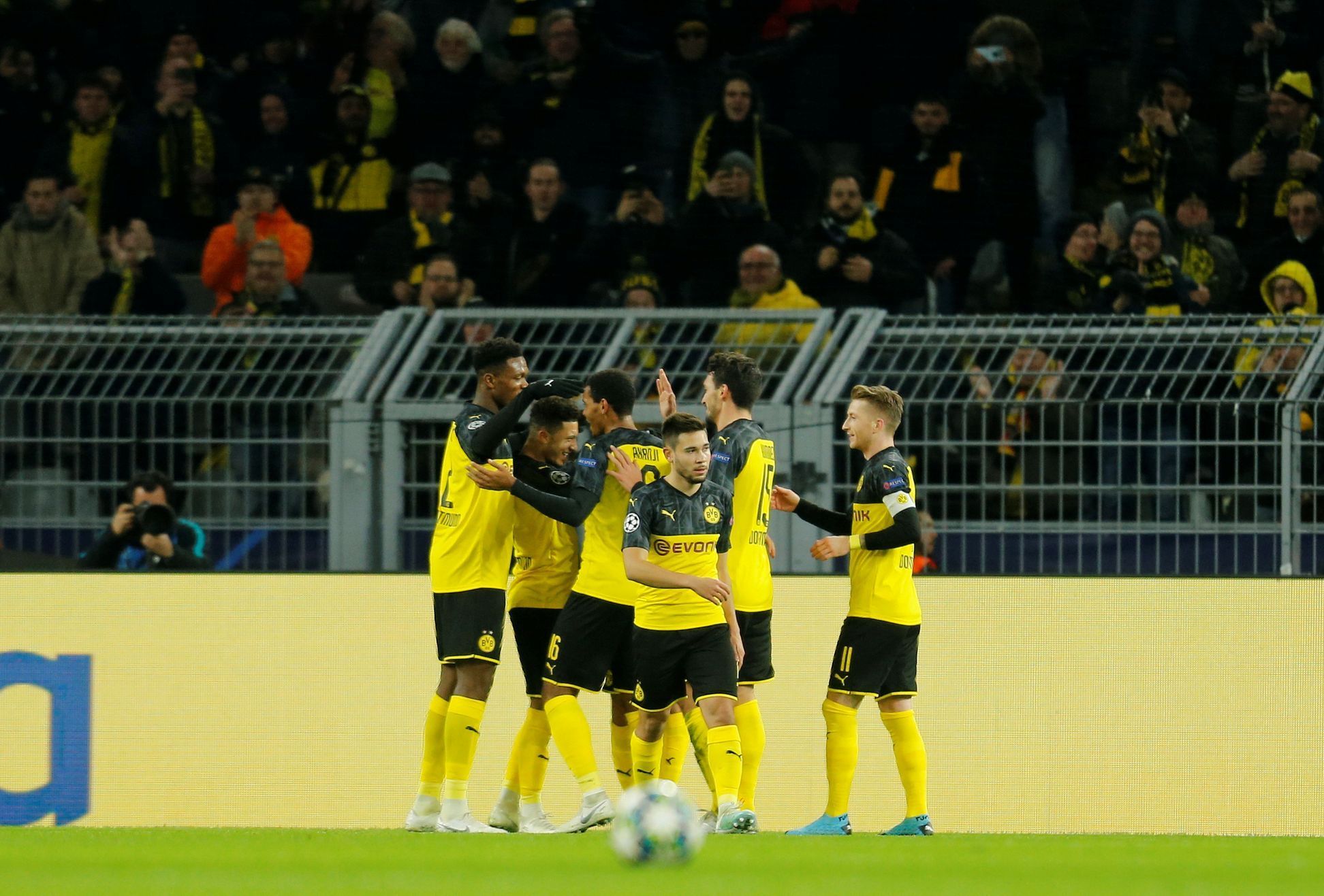 Jadon Sancho slaví gól v zápase LM Borussia Dortmund - Slavia