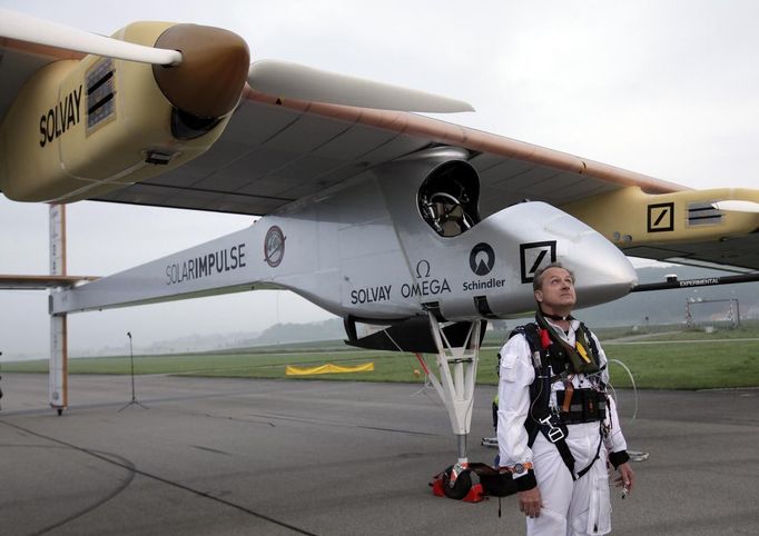 Solar Impulse project CEO and pilot Andre Borschberg looks at the sky before take off at Payerne airport May 24, 2012. The Solar Impulse HB-SIA prototype aircraft, which has 12,000 solar cells built into its 64.3 metres (193 feet) wings, attempted its first intercontinental flight from Payerne to Rabat in Morocco with a few days for a technical stop and a change of pilot in Madrid. This flight will act as a final rehearsal for the 2014 round-the-world flight. REUTERS/Denis Balibouse (SWITZERLAND - Tags: TRANSPORT SCIENCE TECHNOLOGY SOCIETY BUSINESS) Published: Kvě. 24, 2012, 7:39 dop.