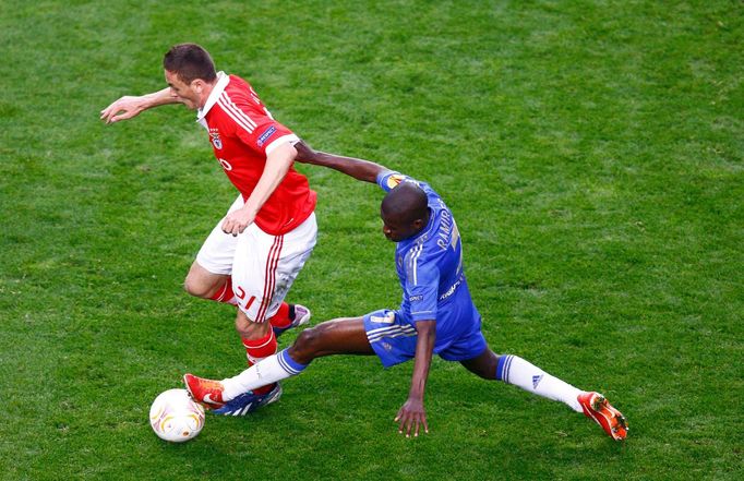 Fotbal, finále Evropské ligy, Chelsea - Benfica: Ramires (vpravo) - Nemanja Matič