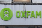 Bývalý šéf Oxfam odmítl obvinění, že by si platil prostitutky během humanitární mise na Haiti