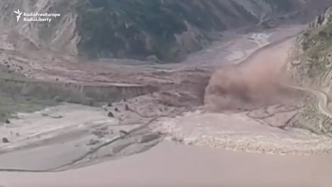 Muž zachytil obří sesuv půdy v Tádžikistánu, který zavalil údolí
