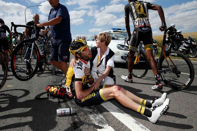 Laurens ten Dam po těžké pádu ve 3. etapě Tour de France 2015