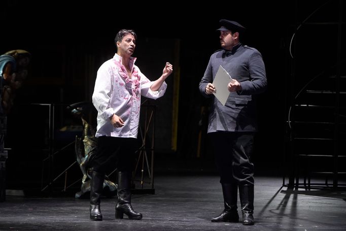 Paolo Lardizzone (vlevo) jako Mario Cavaradossi a Erik Ondruš jako Žalářník.