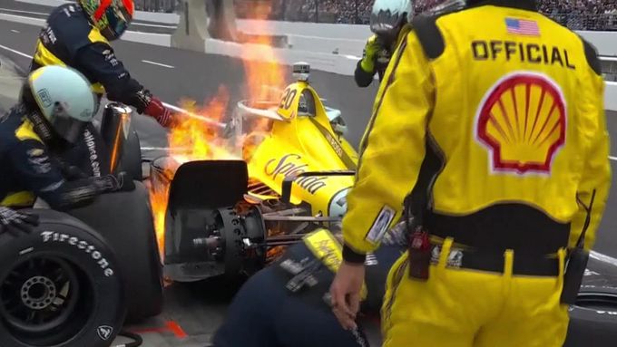 Hořící monopost Alexandera Rossiho a incident Roberta Shwartzmana s jeho vlastními mechaniky.