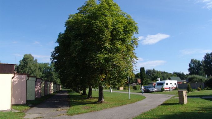 V lokalitě Dlouhá louka se v současné době nachází bydlení skutečně na "zelené louce" - motel dlouhá louka...