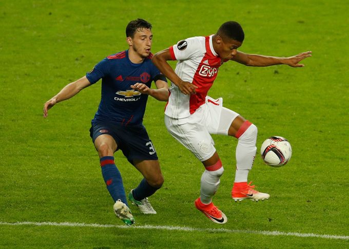 David Neres (Ajax) si pokrývá míč před Mattem Darmianem