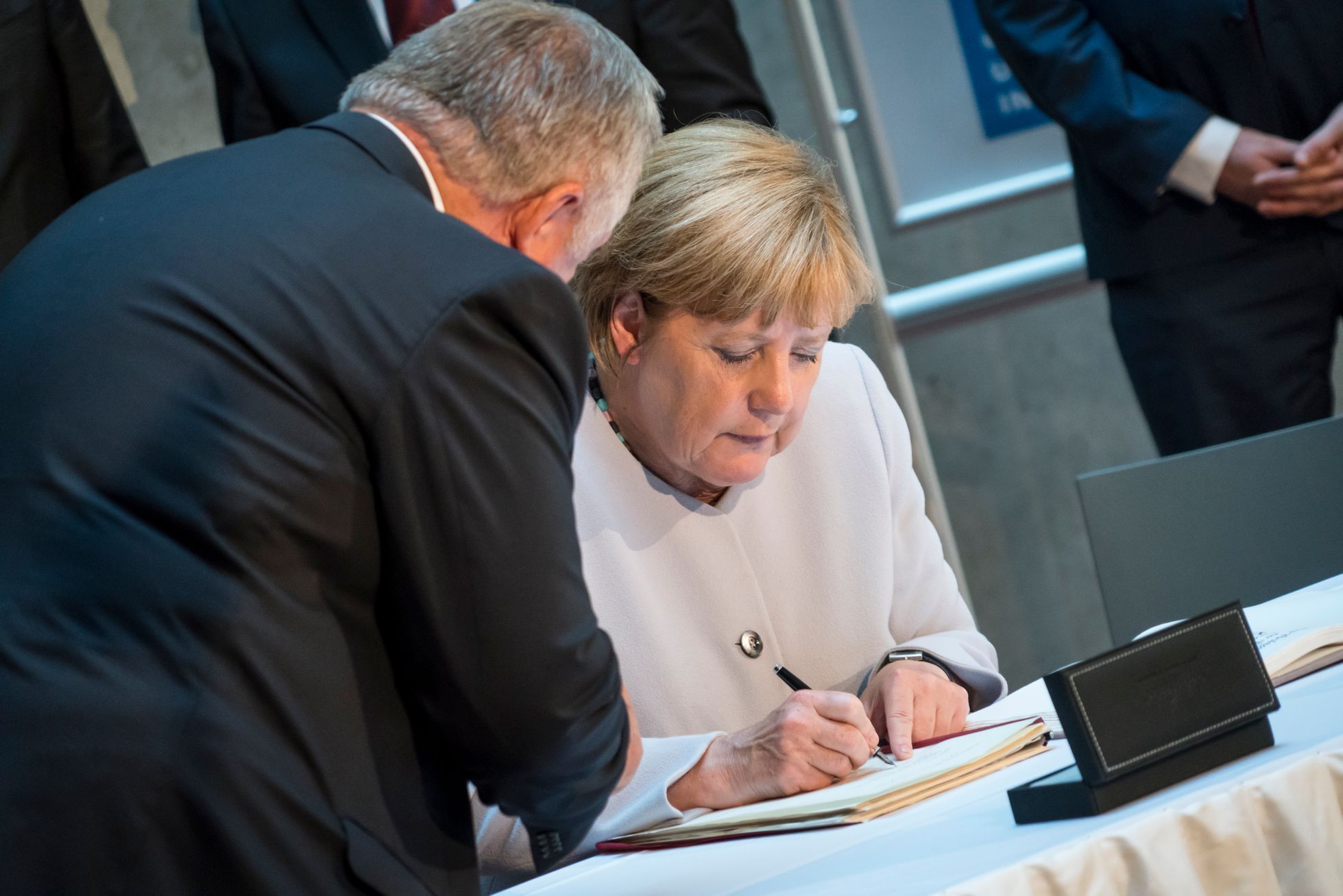 Německá kancléřka Angela Merkelová se svým někdejším školitelem Zdeňkem Havlasem, který ji během její pražské návštěvy přinesl ukázat originály společných vědeckých prací (25. srpna 2016).