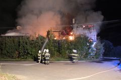 Nedávali pozor, oheň pohltil na jihu Čech rodinný dům