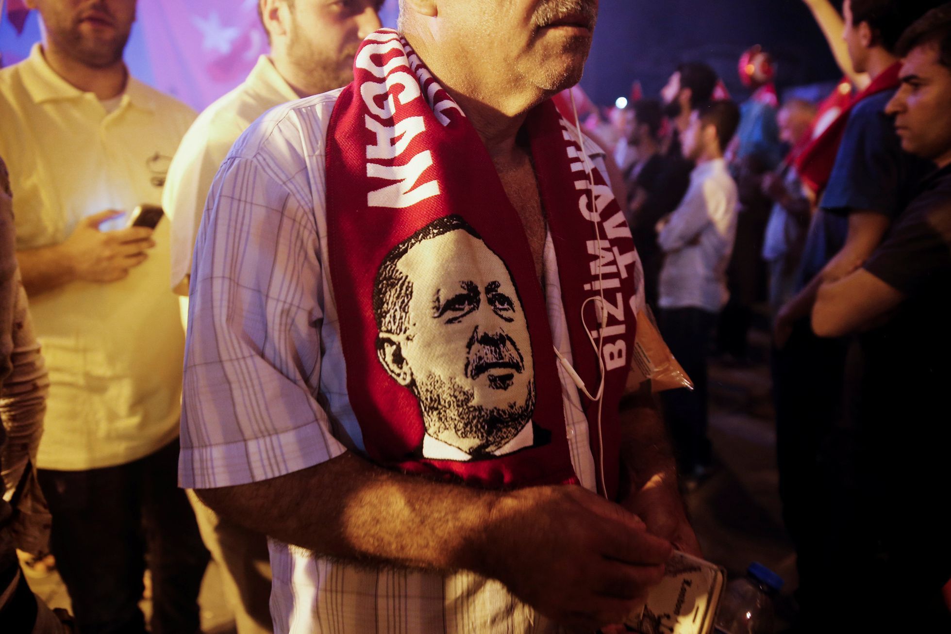 Příznivec tureckého prezidenta Erdogana během demonstrace na podporu vládě na Taksimském náměstí v Istanbulu