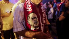 Příznivec tureckého prezidenta Erdogana během demonstrace na podporu vládě na Taksimském náměstí v Istanbulu