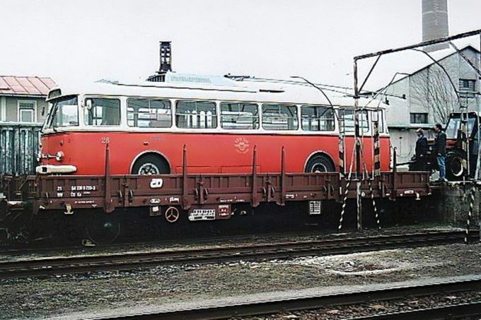 Pro trolejbusovou dopravu v Mariánských Lázních nastalo v 90. letech období nejistot. Po roce 1994 byl obnovován vozový park MHD pouze autobusy. Autobusy postupně přebraly 65% výkonů MHD.