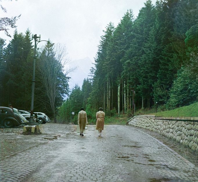 Tatranská Lomnica, Vysoké Tatry, 1949. Kolorovaný archivní snímek z tatranského pohoří na Slovensku.