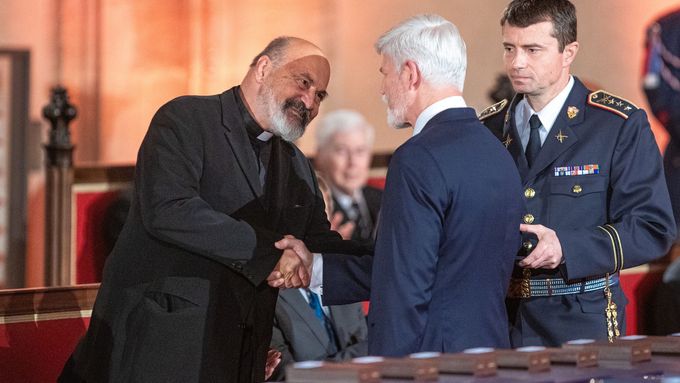 Podle Halíka je třeba se nyní modlit a děkovat za prezidenta Petra Pavla. Právě od něj dostal 28. října 2023 jedno z nejvyšších českých státních vyznamenání - Řád Tomáš Garrigue Masaryka.