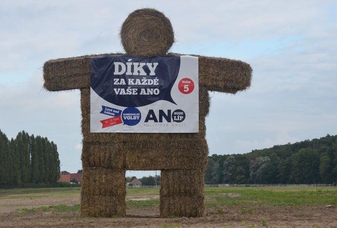 Farmáři v Polabí podporují svého šerifa (netradiční předvolební poutač hnutí ANO).