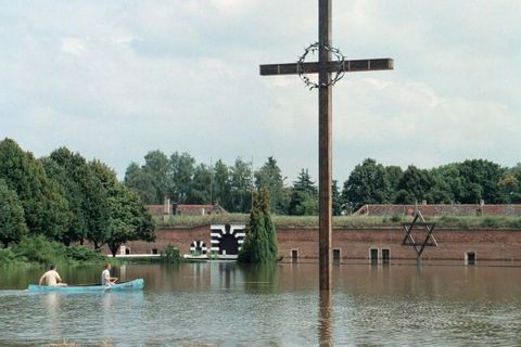 Foto: Povodně v roce 2002/ Povodí Labe / Terezín / ČTK