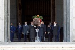 Přísný režim a zákaz focení. Ve Španělsku exhumovali ostatky diktátora Franka