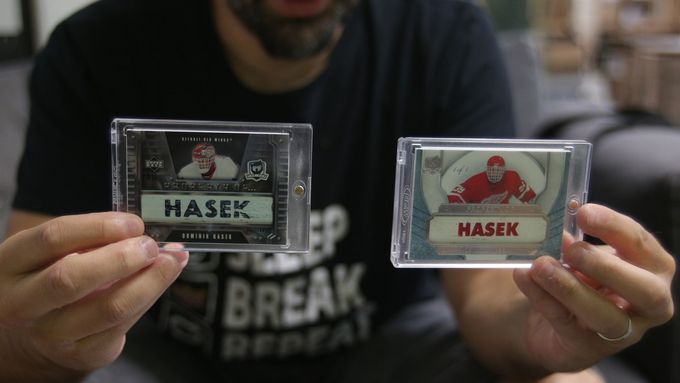 Sběratel a obchodník Pavel Bartko má ve sbírce hokejových kartiček 3 100 exponátů s Dominikem Haškem.
