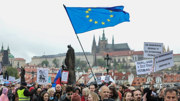 Ministři se nemění na náměstích, vzkazuje Babiš demonstrantům proti Benešové