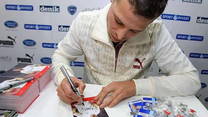 Bezprostředně po představení klubových pohárů následovala autogramiáda Radka Šírla.