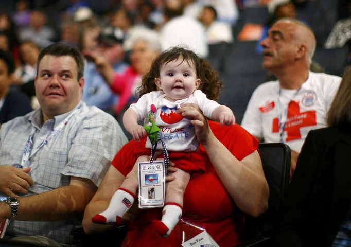 Convention-goers listen to speeches during the first day of the Democratic National Convention in Charlotte, North Carolina, September 4, 2012. REUTERS/Eric Thayer (UNITED STATES - Tags: POLITICS ELECTIONS) Published: Zář. 4, 2012, 10:53 odp.