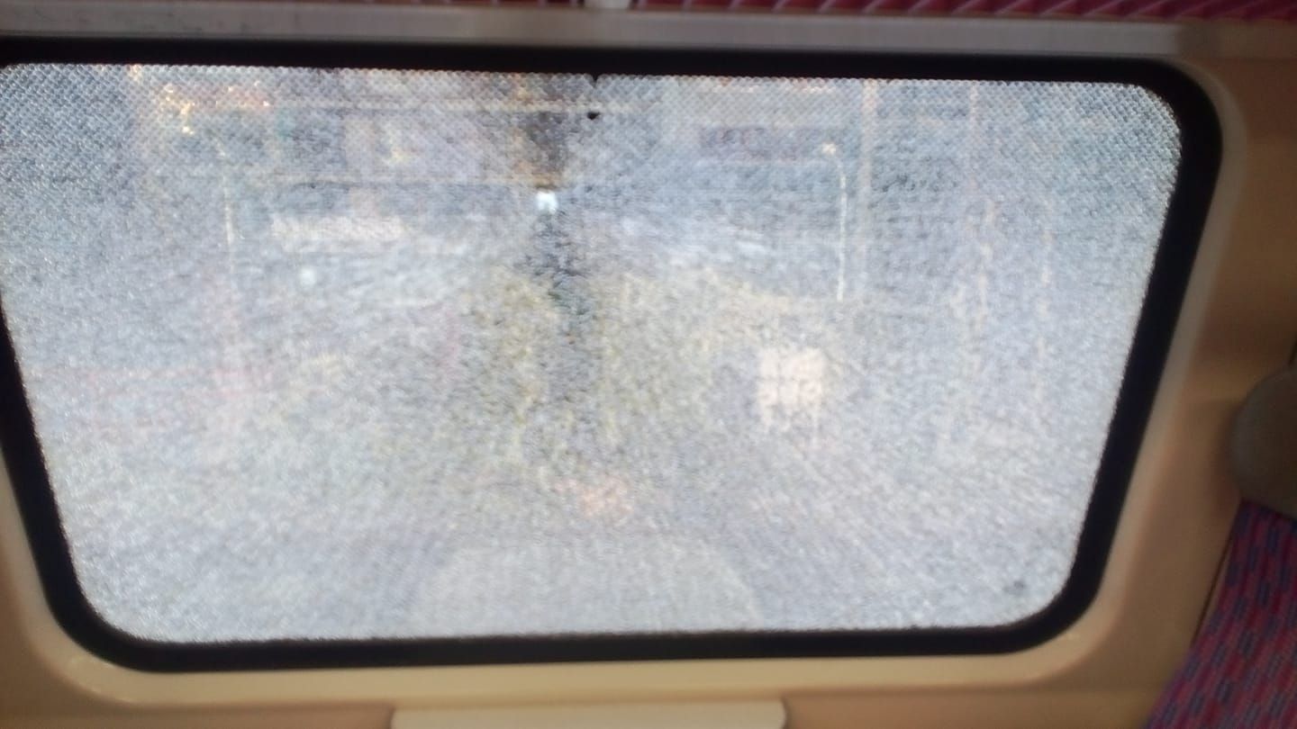Rozbité okno ve vlaku CityElefant.