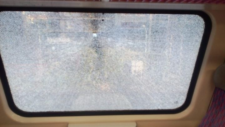 Kamení na trati v Poříčí a střelba ve Vysočanech. Policie šetří dva útoky na vlaky