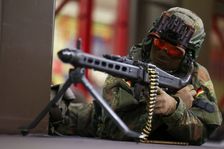 "Vydá Amerika své spojence psům?" Německo mohutně zbrojí a přemlouvá mírovou generaci