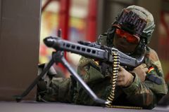 "Vydá Amerika své spojence psům?" Německo mohutně zbrojí a přemlouvá mírovou generaci