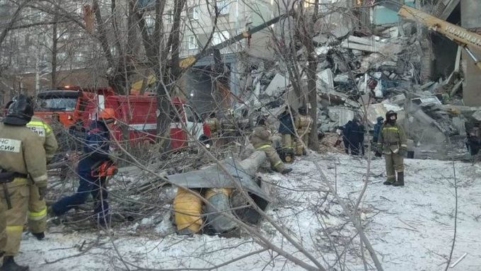 Výbuch domu na Uralu si vyžádal několik obětí. Část desetipodlažní budovy se při explozi zhroutila