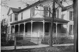 Mezi stovkami snímků, které bratři společně nafotografovali, je i záběr jejich domu na Hawthorn Street ve městě Dayton. (1900)