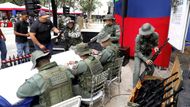 Armádní instruktoři předvádějí civilistům správné zacházení se zbraněmi, čímž Madurova vláda prezentuje projekt jako obrannou strategii před vnější hrozbou ze strany USA.