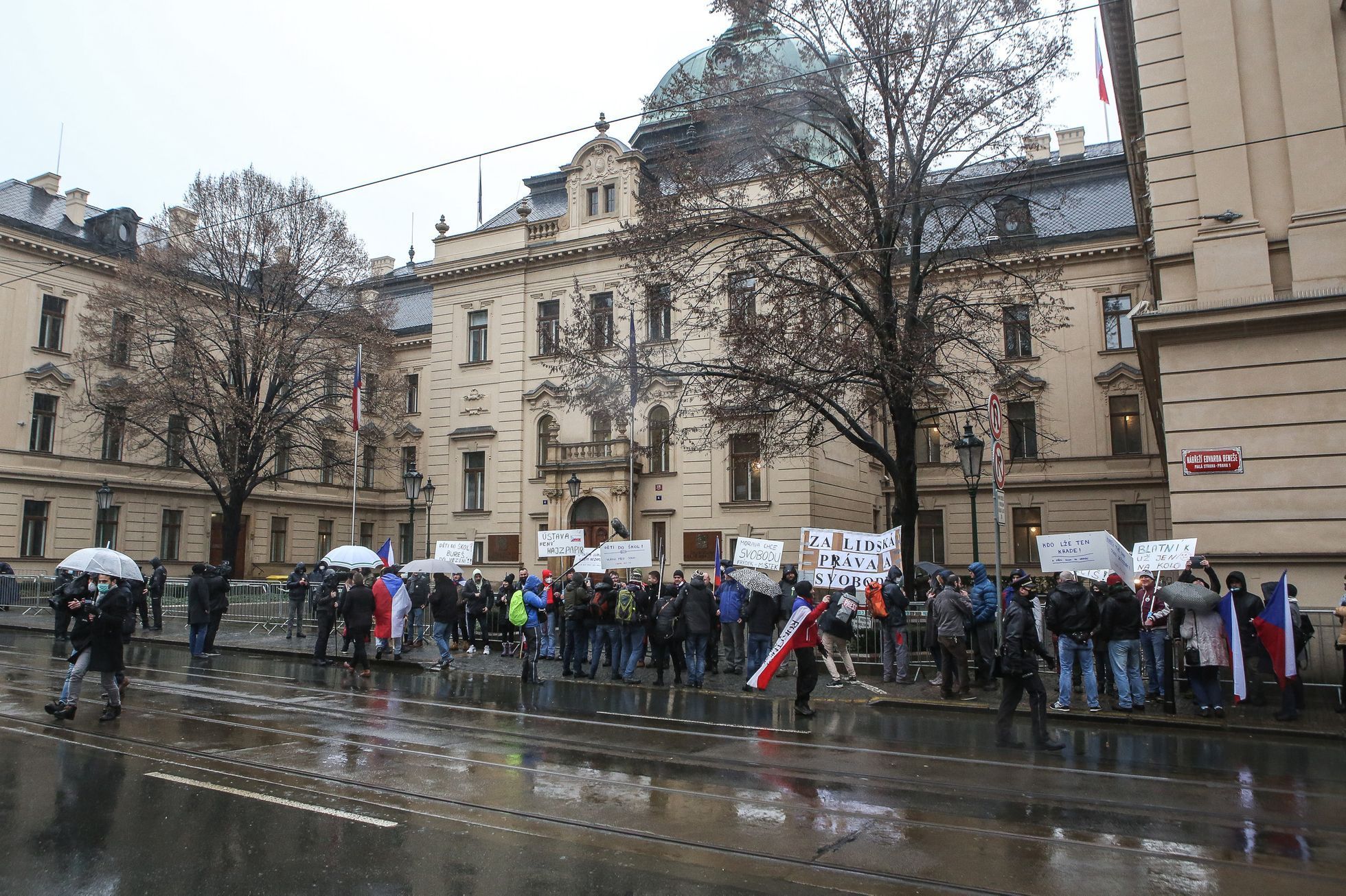 Protest / demonstrace proti vládním koronavirovým opatřením, blokáda Úřadu vlády, otevřené Česko