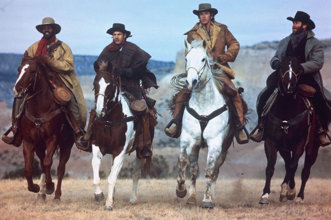 Danny Glover, Kevin Costner, Scott Glenn a Kevin Kline ve filmu Silverado.