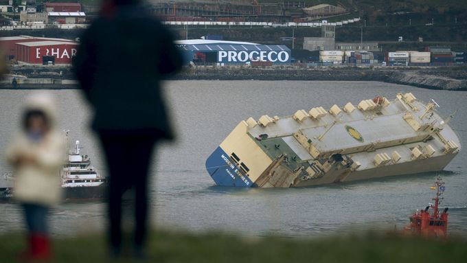 Foto: Zbloudilý kolos je zpátky v přístavu, v Bilbau nákladní loď čeká rozebrání