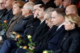 Třiašedesátiletý německý prezident Frank-Walter Steinmeier (na snímku uprostřed v černých brýlích) ocenil podporu Washingtonu a odvážná rozhodnutí sovětského vůdce Michaila Gorbačova, bez nichž by se tehdejší události neuskutečnily tak šťastně a nenásilně. "Ale pravda také je: Maďaři, Poláci, Češi a Slováci se chopili svobody. Chopili se svobody pro Evropu a skoncovali s rozdělením kontinentu. Svoboda Evropy je jejich zásluhou," zdůraznil německý prezident. Státníci Visegrádu byli proto na ceremoniál také pozváni.
