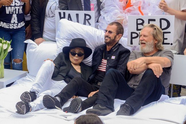 Yoko Ono, bývalý bubeník skupiny Beatles Ringo Starr a americký herec Jeff Bridges v New Yorku na snímku z roku 2018