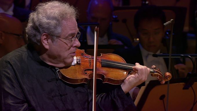 Houslista Jicchak Perlman hraje Williamsovu hudbu z filmu Schindlerův seznam, doprovází ho Losangeleská filharmonie pod taktovkou Gustava Dudamela.