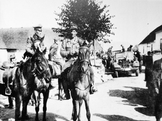 Řevnice, 6. května 1945. Příjezd kolony nákladních automobilů s příslušníky 1. pěšího pluku ROA na náměstí Victoria (dnes Krále Jiřího z Poděbrad).