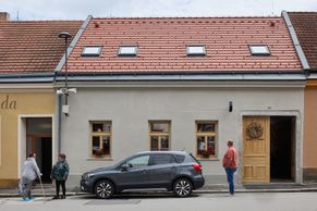 Nenápadný dům v sobě skrývá kavárnu i jógové studio. Místo stáje přistavěli byty