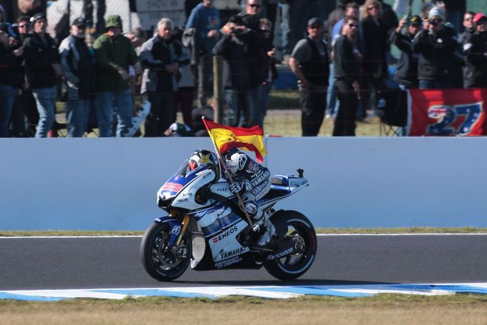 Jorge Lorenzo oslavil na okruhu Phillip Island svůj druhý titul mistra světa MotoGP. Vyhrál v předposledním klání sezony, když jeho největší rival, Dani Pedrosa, spadl.