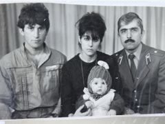 Tamerlan, jeho rodiče a strýc (vlevo).