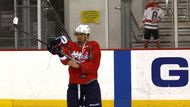 Malý chlapec v dresu Alexandra Ovečkina pozoruje z tribuny svůj idol. Trénink Washingtonu před zápasem s New York Rangers.