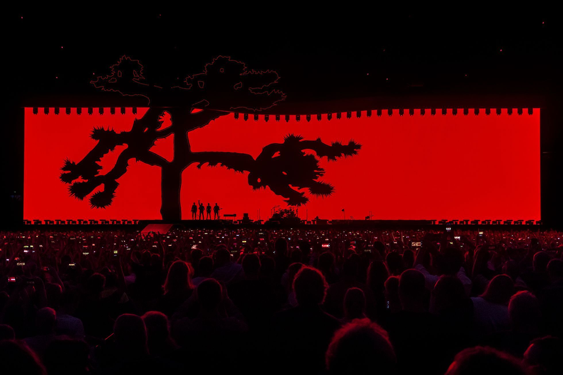 S touto fotkou U2 z koncertu v Amsterdamu uspěl Lukáš Bíba na loňských cenách Czech Press Photo v kategorii Umění a kultura.