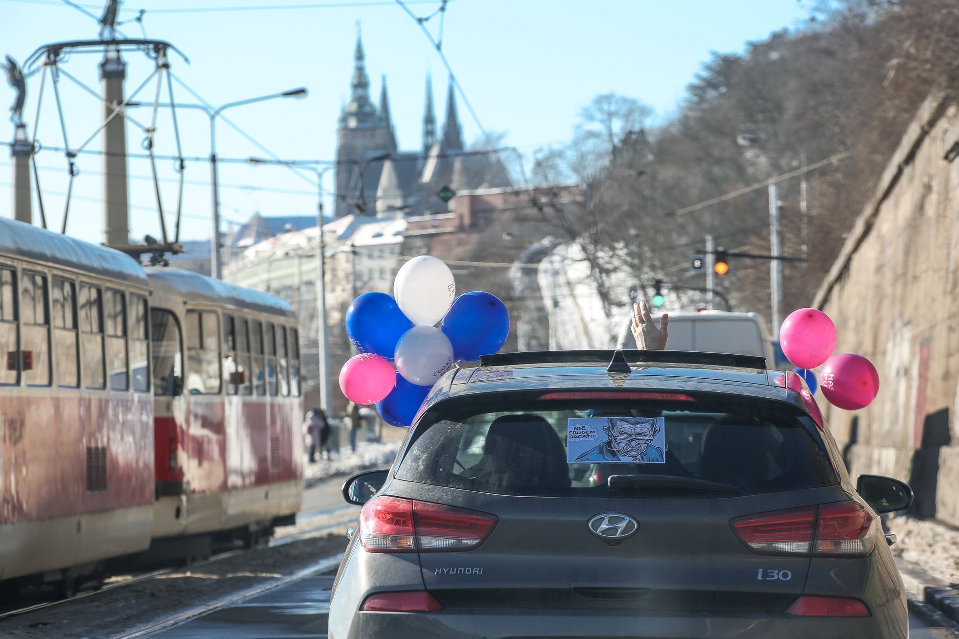 Milion chvilek, aleggorická jízda Prahou upozorňující na kauzy vlády Andreje Babiše, masopust, masky, auto, 13. 2. 2021