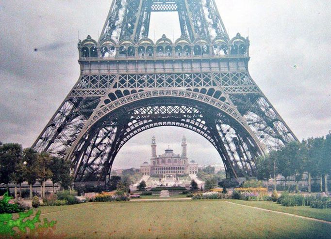 Autochrom  byl raný proces barevné fotografie patentovaný roku 1903 bratry Lumièrovými a komerčně vyráběný v letech 1907 až 1935.