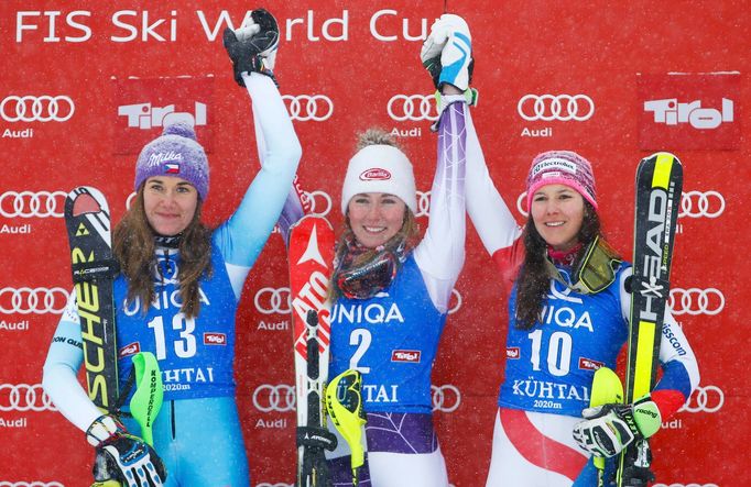 Strachová, Shiffrinová a Holdenerová na stupních vítězů v Kühtai