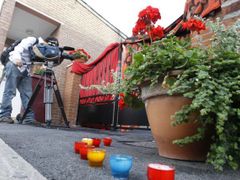 Sousedé začali k domu, v němž došlo k vraždám novorozeňat, přinášet svíčky a květiny