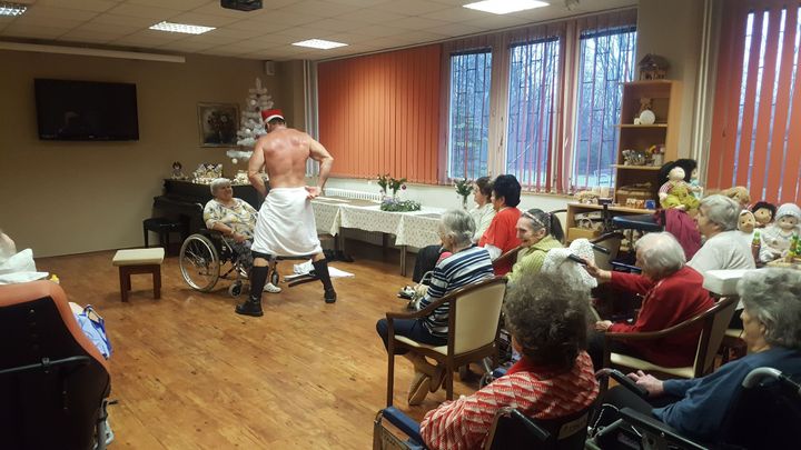 Babičky v domově důchodců si přály pánský striptýz, obdarovala je Ježíškova vnoučata