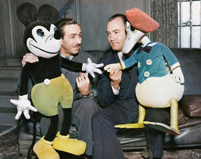 Walt Disney (vlevo) a dirigent Felix Mills s "Mickey Mousem" a "Kačerem Donaldem" v roce cca 1935. Kolorovaný snímek