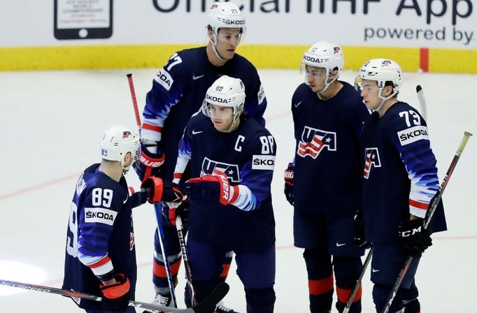 Patrick Kane a jeho spoluhráči slaví branku v síti Koreje.